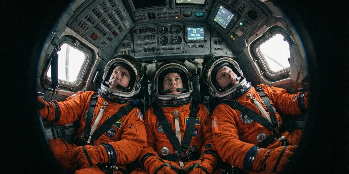 Shuttle-Cockpit mit Crew